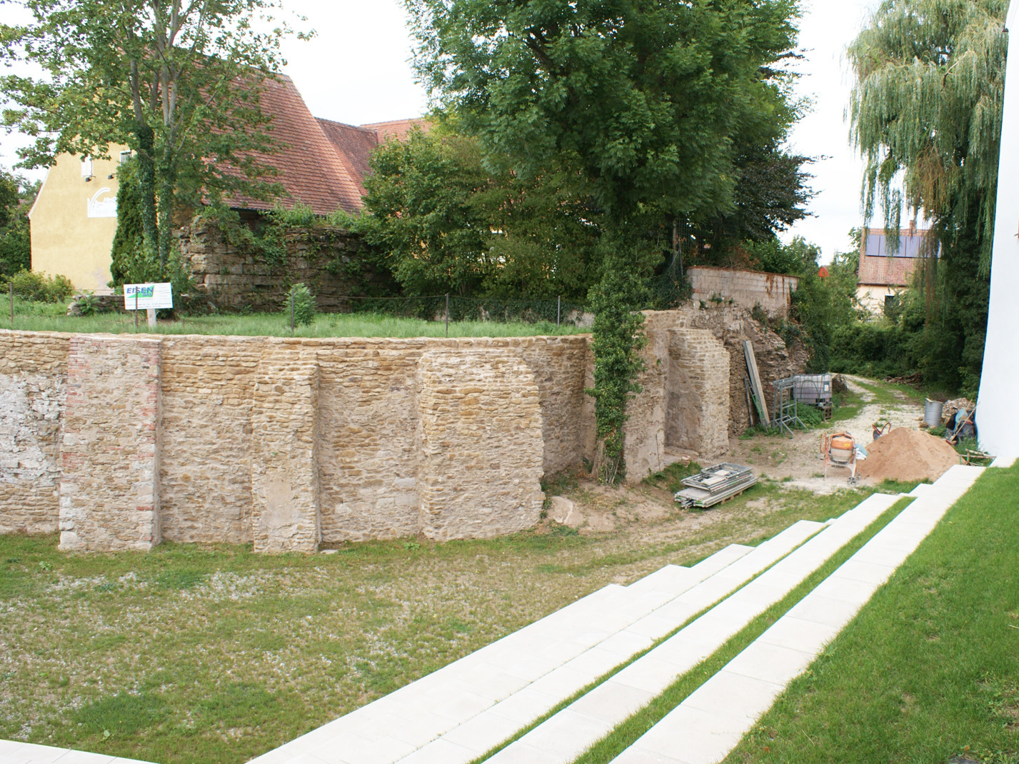 Sanierte Mauer im Schlossgraben 