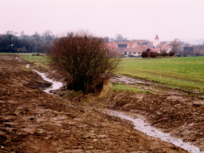  Helmleinswiesgraben, Renaturierung nach Fertigstellung der Erdarbeiten, Herbst 2000 